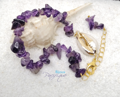 Bracelet with natural amethyst stones and cowrie porcelain