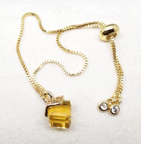 Bracelet with a yellow crystal cube