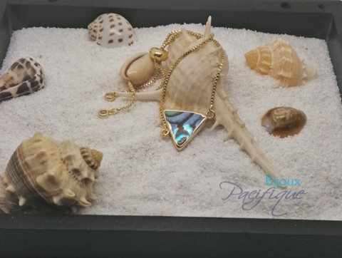 Golden bracelet with triangle-shaped abalone mother-of-pearl