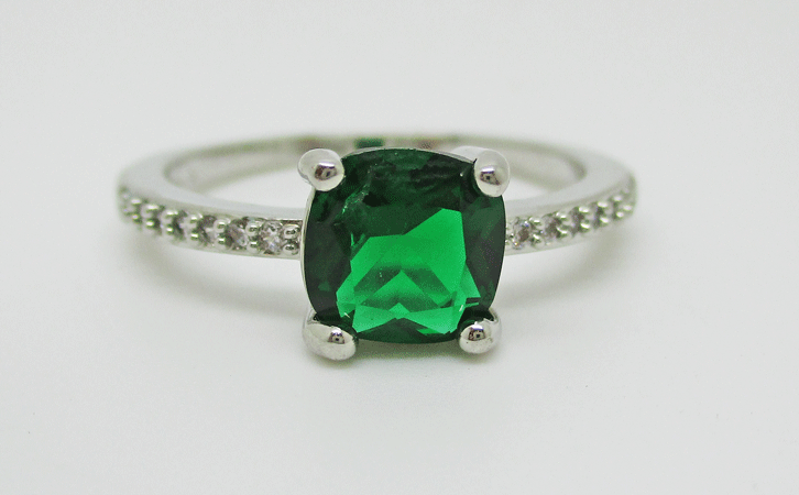 Bague solitaire avec pierre vert émeraude en zircon cubique