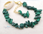 Bracelet with natural malachite stones and cowrie porcelain