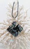 Diamond-shaped pendant in black and abalone mother-of-pearl
