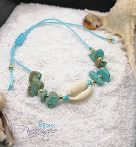 Bracelet en corde avec porcelaine cauri et pierres turquoises