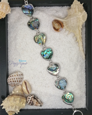 Bracelet en nacre d'abalone avec sept cœurs